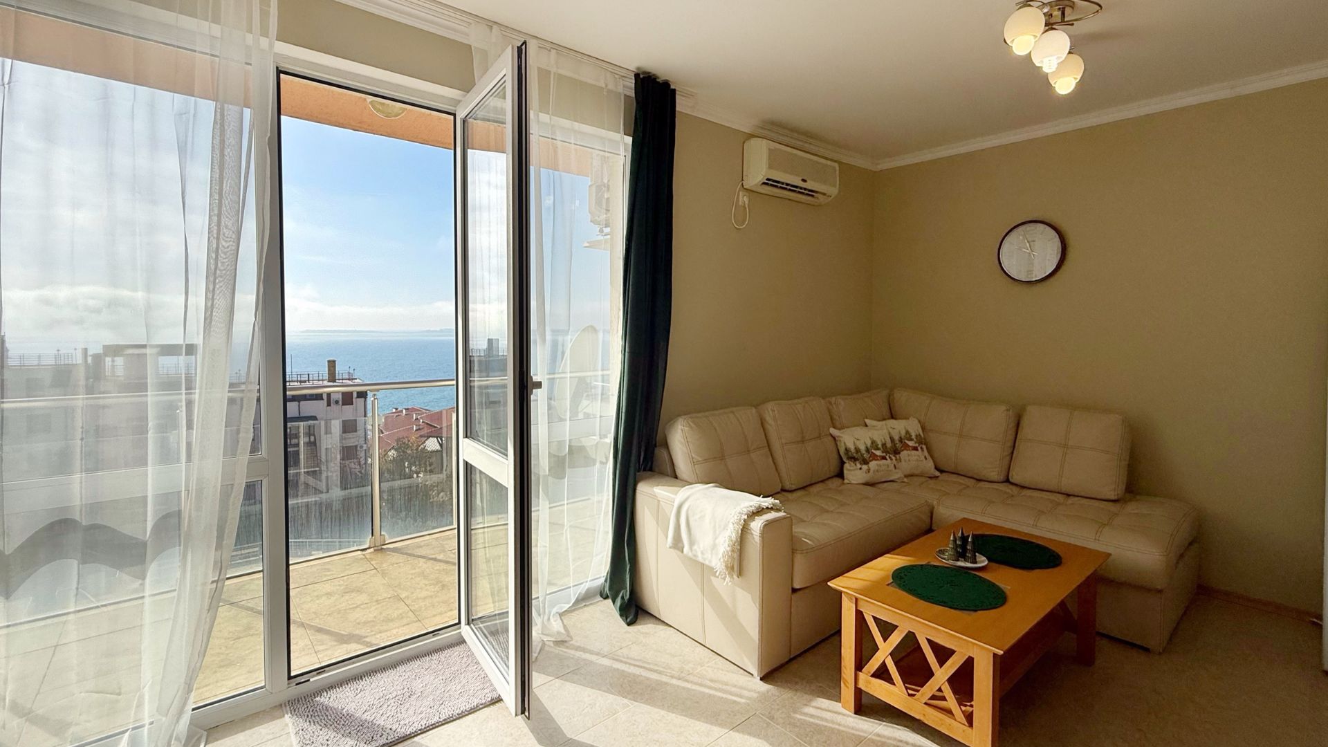Трехкомнатная квартира в комплексе Vista Residence