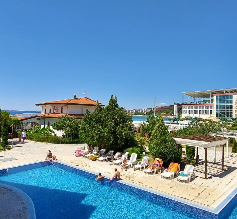 Трехкомнатная квартира в к-с Robinson Beach