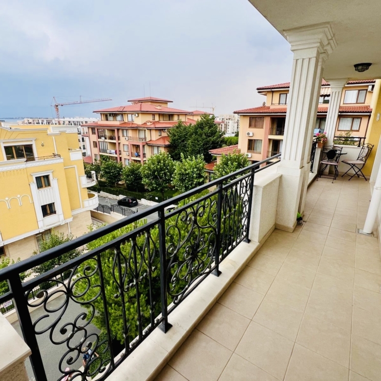 Трехкомнатная квартира в к-с Villa Florence