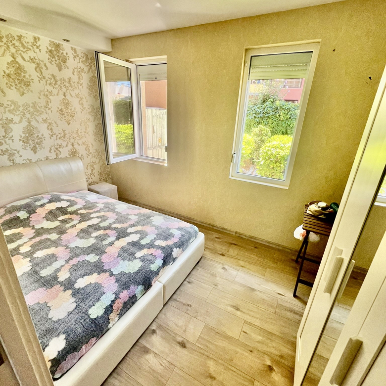 Трехкомнатная квартира в жилом доме Lazur 15