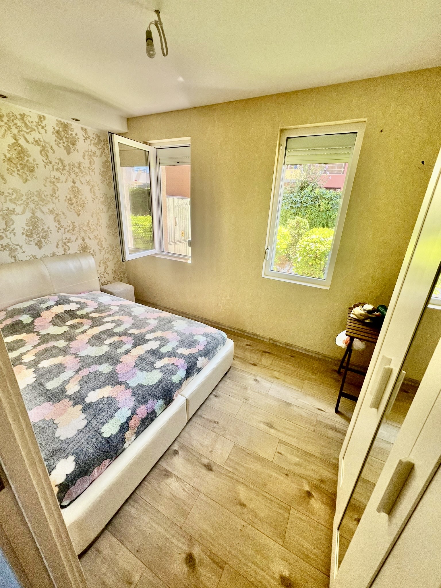 Трехкомнатная квартира в жилом доме Lazur 15