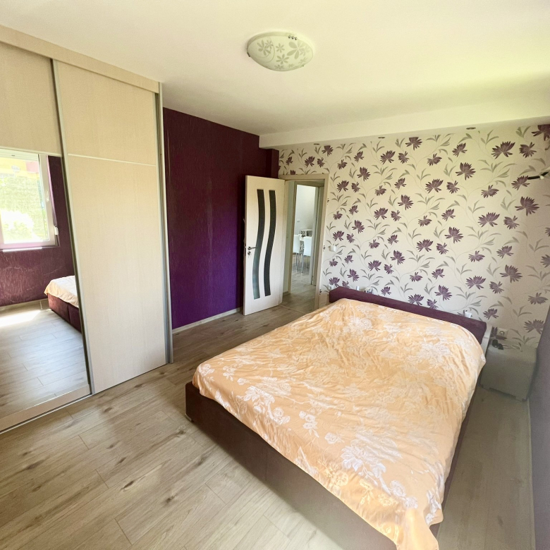 Трехкомнатная квартира в жилом доме Lazur 15