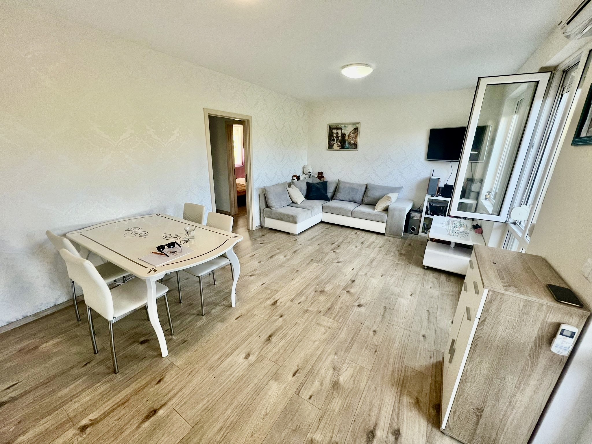 Трехкомнатная квартира в жилом доме Lazur 15