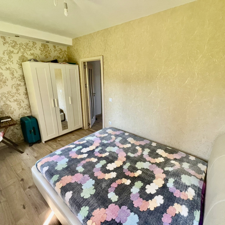 Трехкомнатная квартира в жилом доме Lazur 15