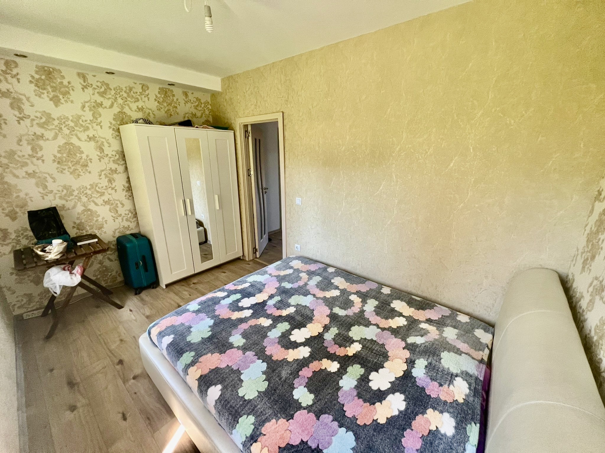 Трехкомнатная квартира в жилом доме Lazur 15