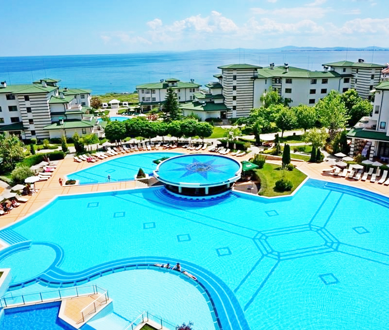Трехкомнатная квартира в к-с Emerald Resort