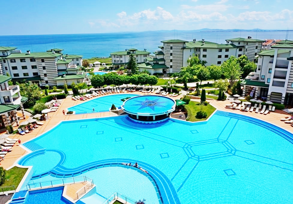 Трехкомнатная квартира в к-с Emerald Resort