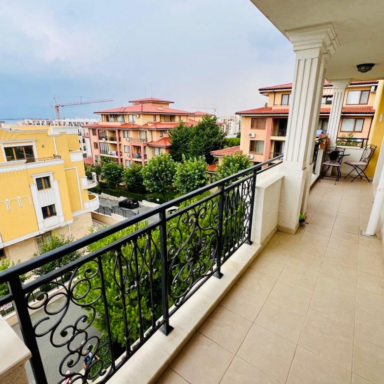 Четырехкомнатная квартира в к-с Villa Florence