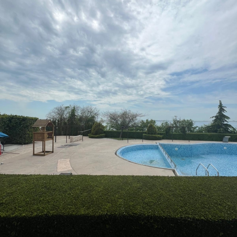 Трехкомнатная квартира в комплексе Royal Bay 1