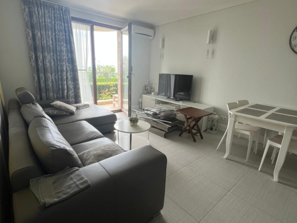 Трехкомнатная квартира в комплексе Royal Bay 1