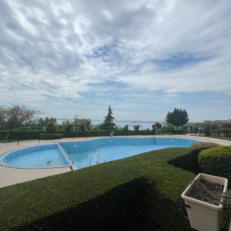 Трехкомнатная квартира в комплексе Royal Bay 1