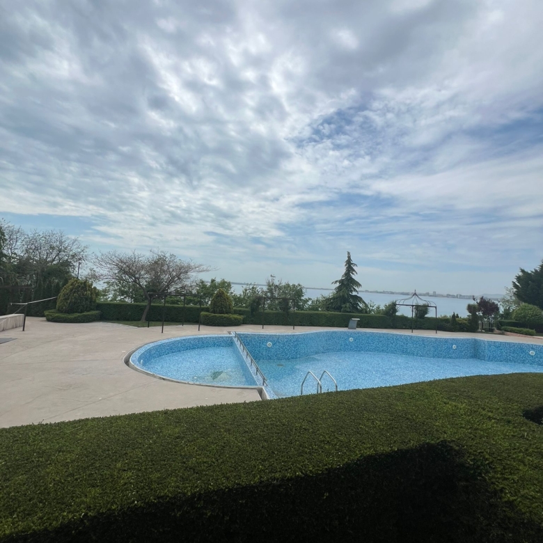 Трехкомнатная квартира в комплексе Royal Bay 1