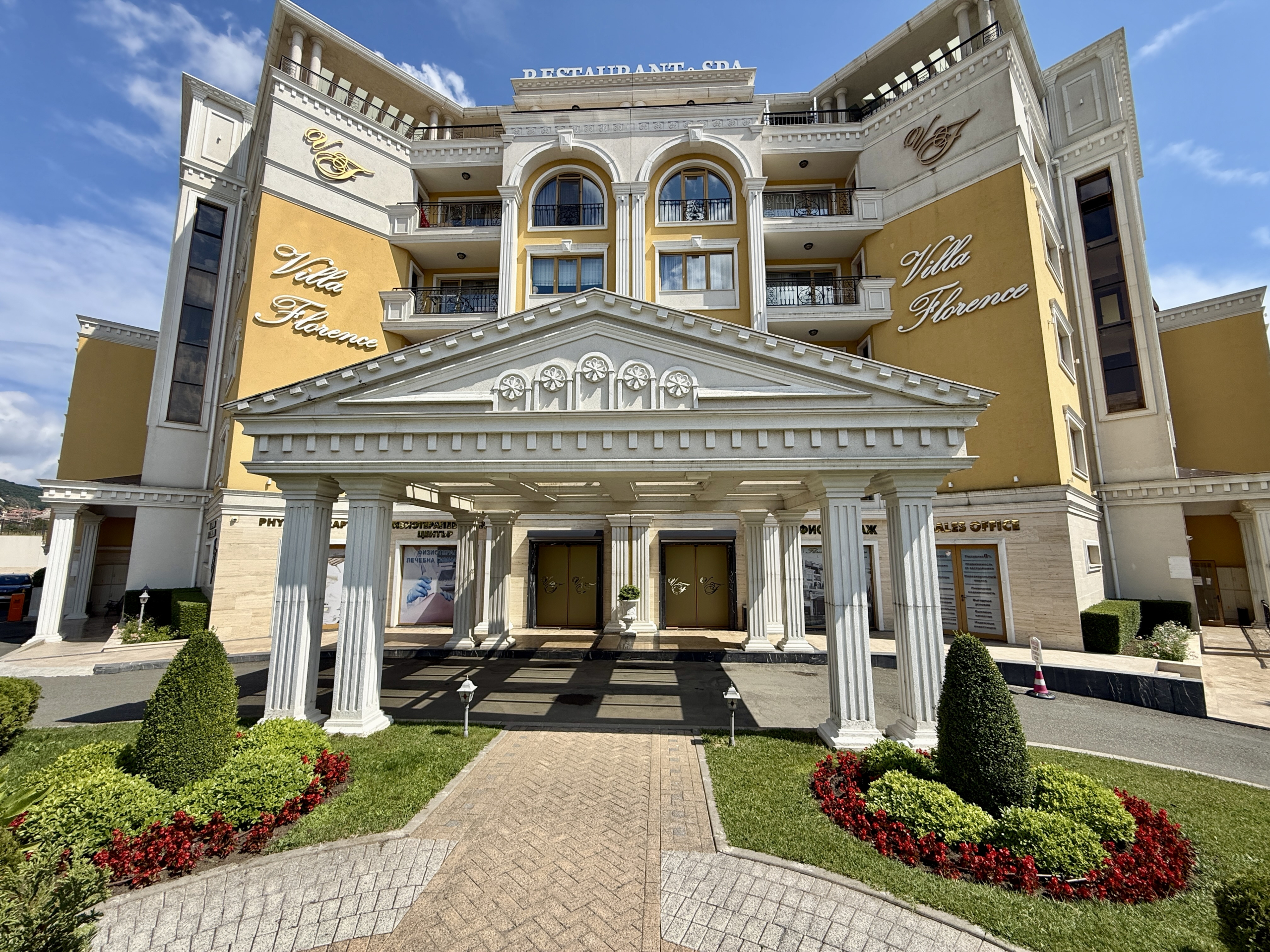 Трехкомнатная квартира в к-с Villa Florence