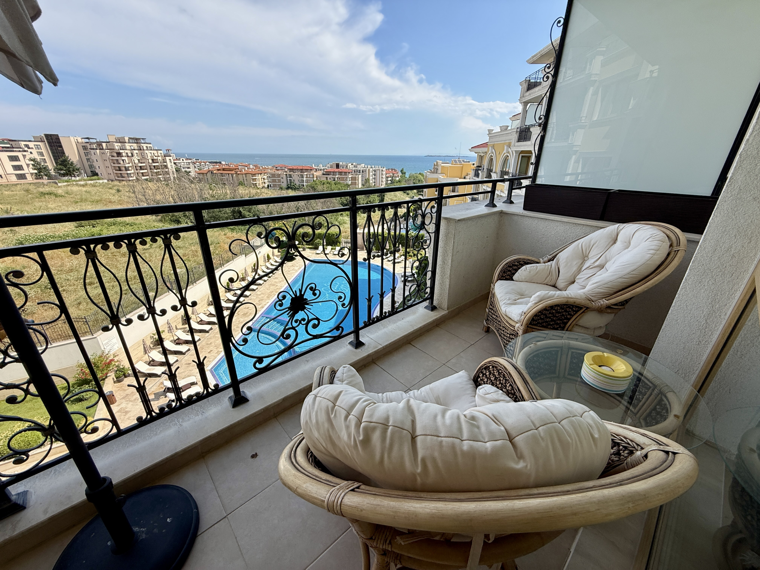 Трехкомнатная квартира в к-с Villa Florence
