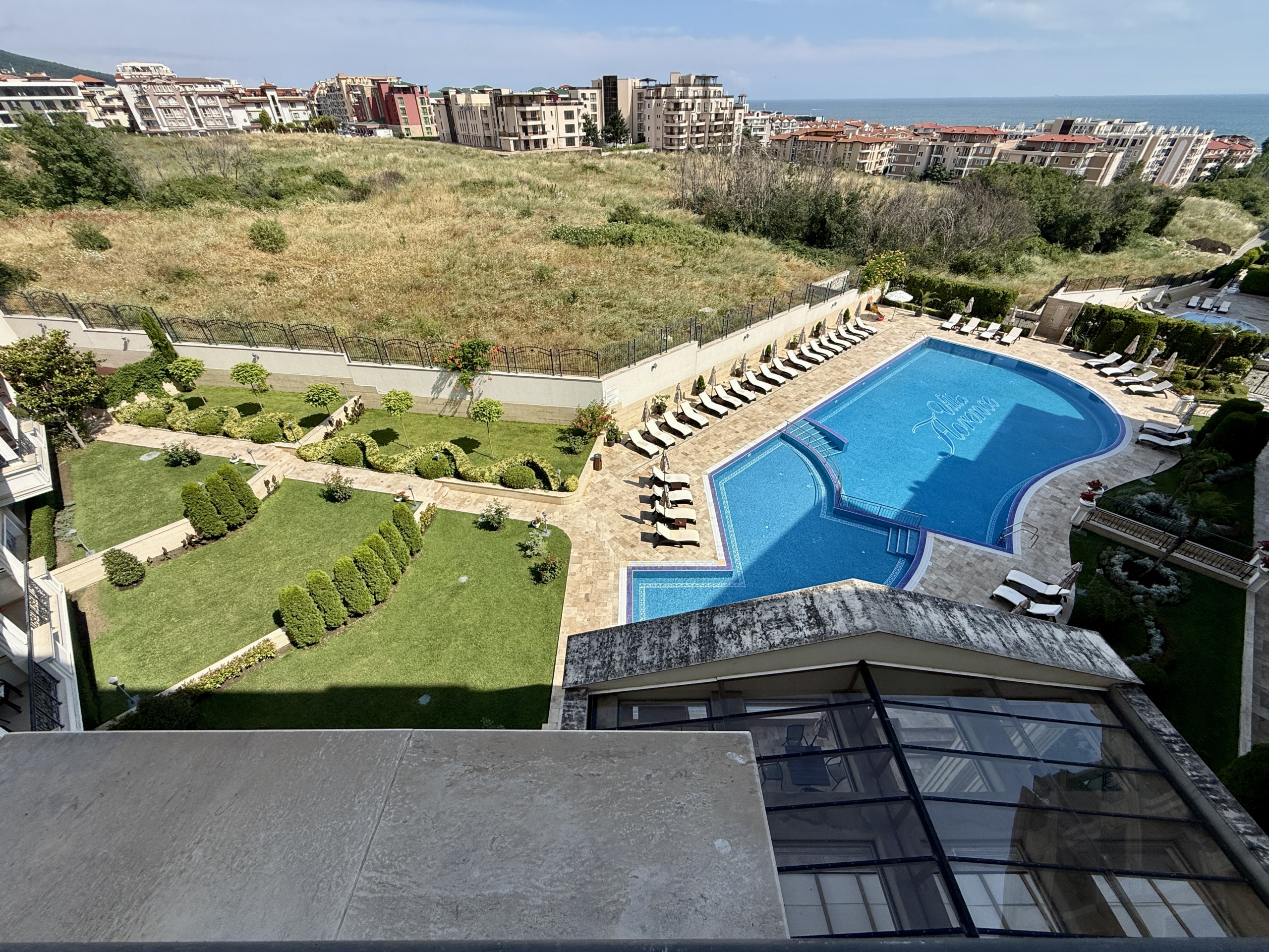 Трехкомнатная квартира в к-с Villa Florence