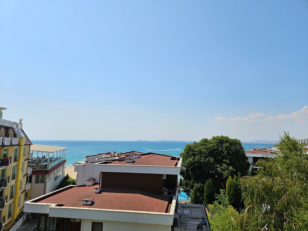 Трехкомнатная квартира в к-с Messambria Fort Beach