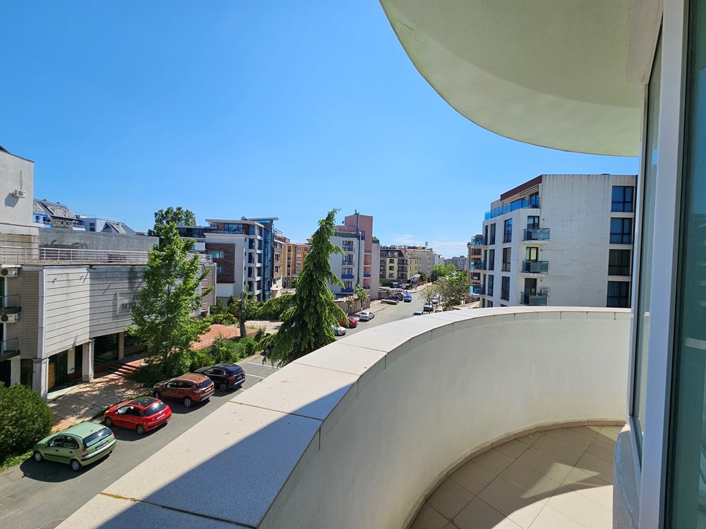 Трехкомнатная квартира в к-с Pirop City